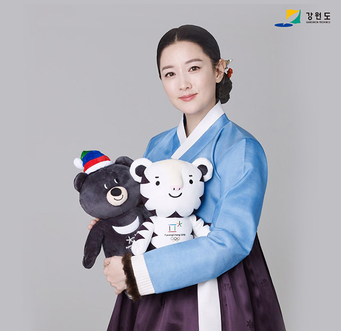 Actress Lee Young-ae holds Soohorang (right) and Bandabi, mascots for the PyeongChang 2018 Olympic and Paralympic Winter Games.